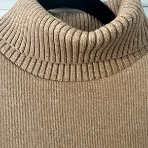 Sleeveless turtleneck top